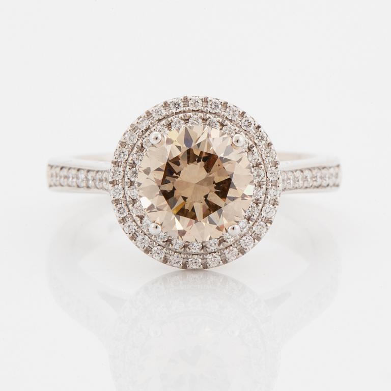 2,10 ct brilliant-cut natural fancy light-brown diamond ring, with IGI certificate.