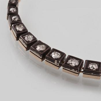 ARMBAND, 18K guld och silver med 15 gammalslipade diamanter, importstämplat. Vikt 7,2 gram.