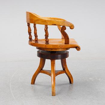 A swivel office chair, end of the 19th Century.