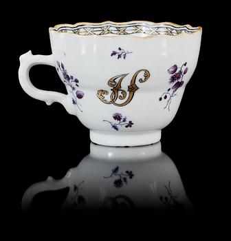 KOPP MED FAT, porslin, Kina, Qianlong, 1700-talets andra hälft.
