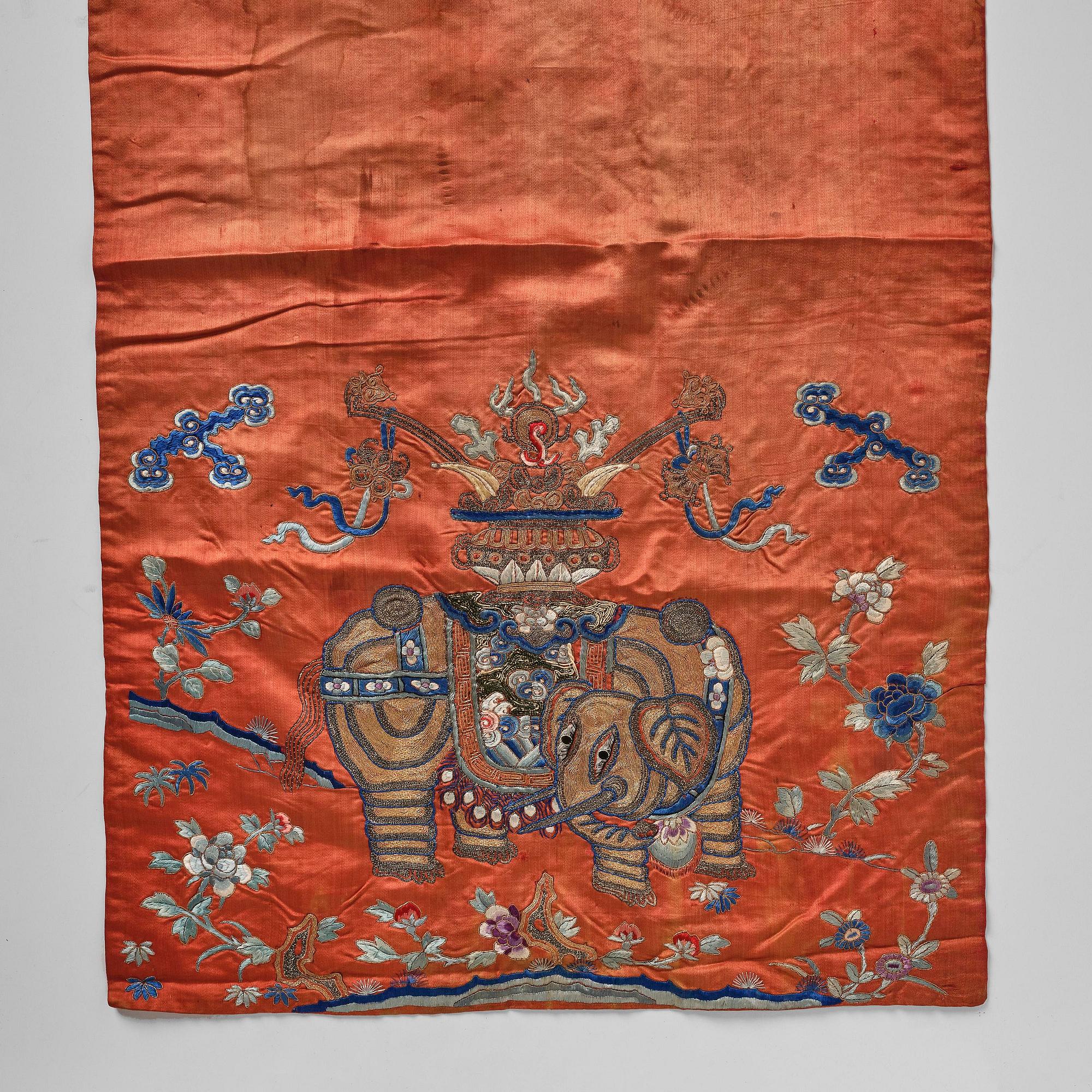 Stolsöverdrag samt tygfragment, tre delar, broderat siden. Qingdynastin.