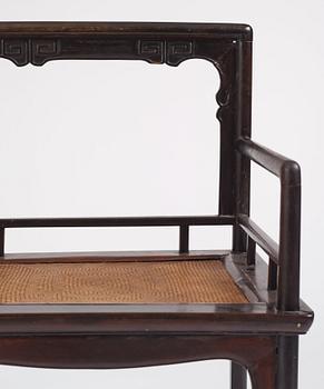 Karmstol, hardwood. Qingdynastin (1644-1912).