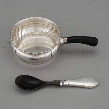 SÅSKANNA, silver, Köpenhamn, 1934 samt SKED, silver och ebenholz, Georg Jensen, 1915-30. Kannans totala vikt 87 g.