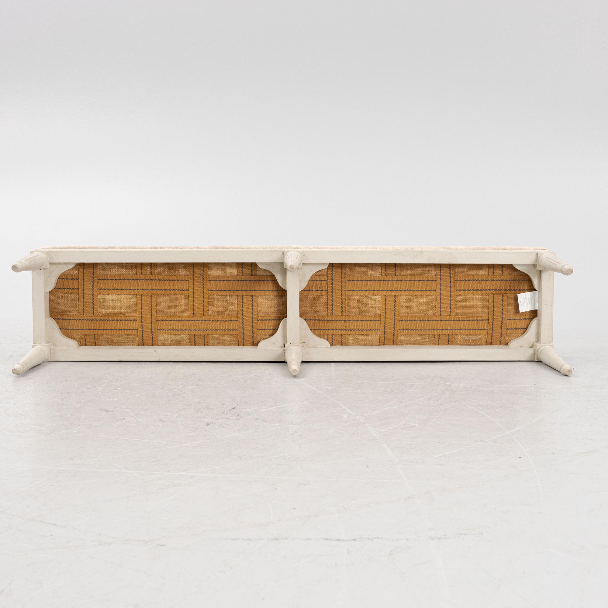 Bänk, gustaviansk stil, samtida. inköpt på Oscar & Clothilde.