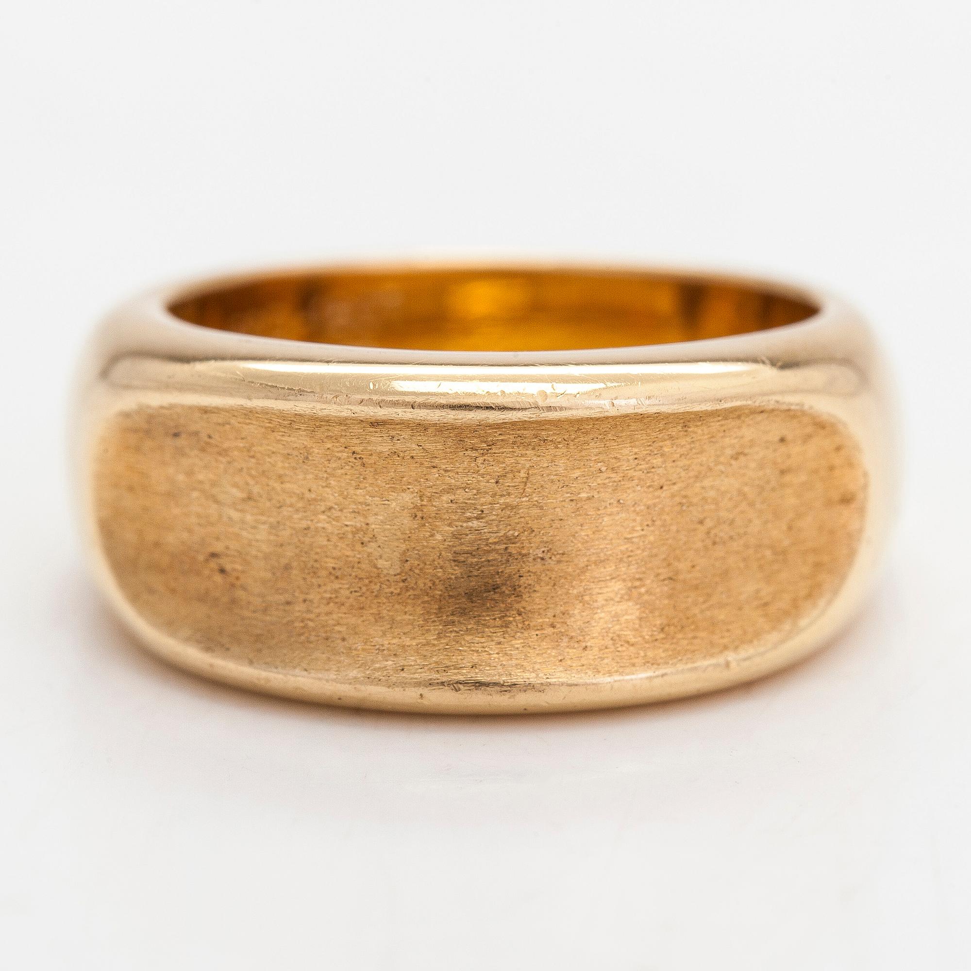 An 18K gold ring.