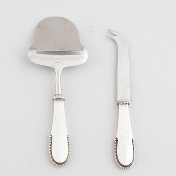 Georg Jensen, cheese slicer and cheese knife, silver, model Kugle/Beaded.