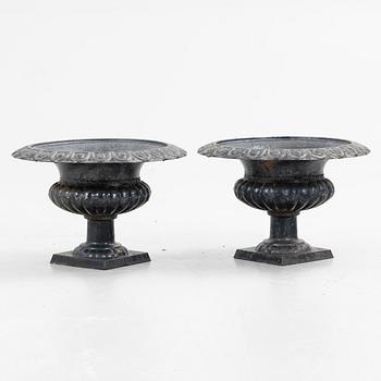 Garden urns, a pair, later part of the 20th century.