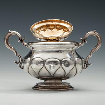 A SUGAR BOWL, 84 silver. Marked вл. Assay master Viktor Savinsky Moscow 1863. Height 13,5 cm. Weight 368,8 g.