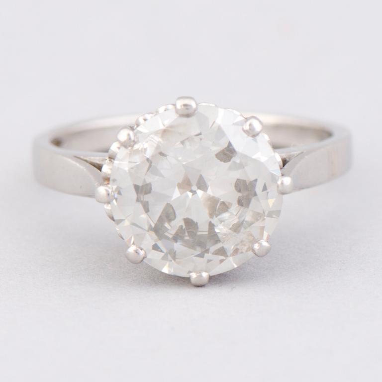 SORMUS, briljanttihiottu timantti, platimnaa. A. Tillander, Helsinki.