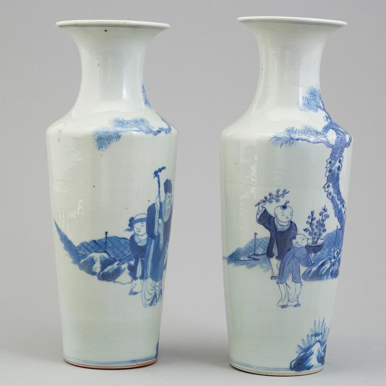 A pair of Chinese blue and white vases, Qing dynasty, late 19th century.