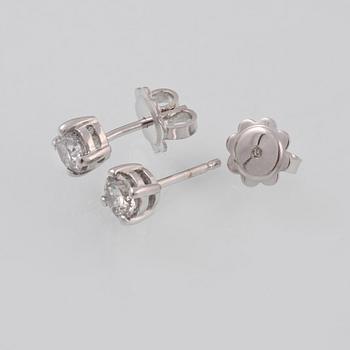 ÖRHÄNGEN, 18K vitguld med briljantslipade diamanter ca 0.83 ct. Vikt 2,4 gram.