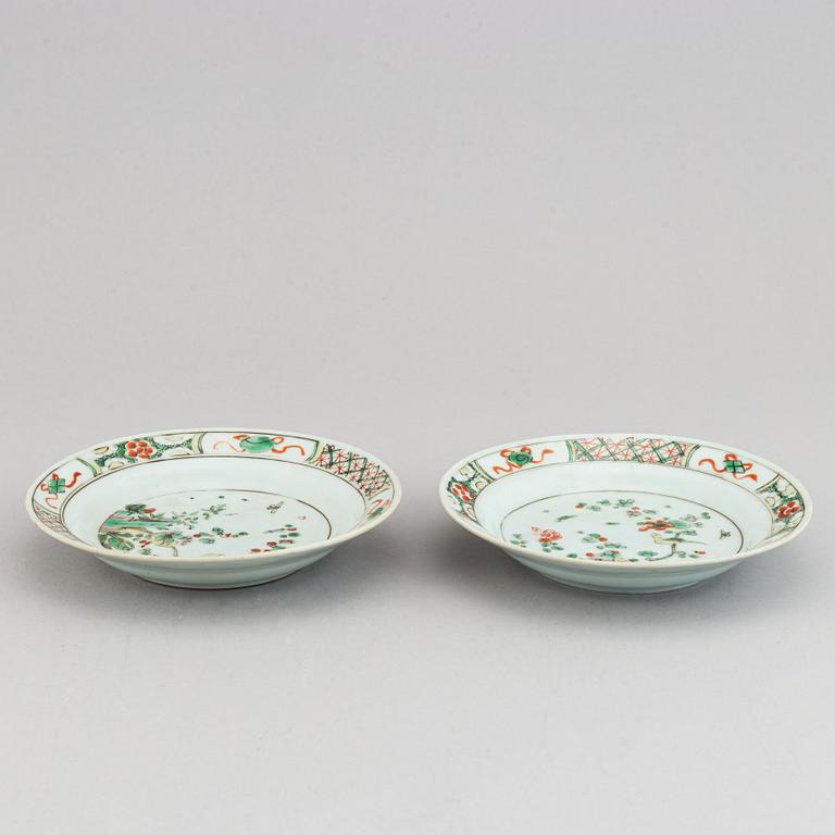 A pair of famille verte dishes, Qing dynasty, Kangxi.