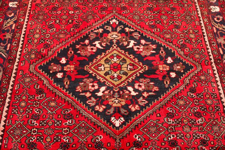 A Hamadan carpet, c. 299 x 159 cm.