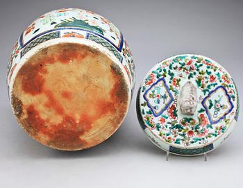 URNA MED LOCK, porslin, Kangxistil, Kina, 1900-tal.