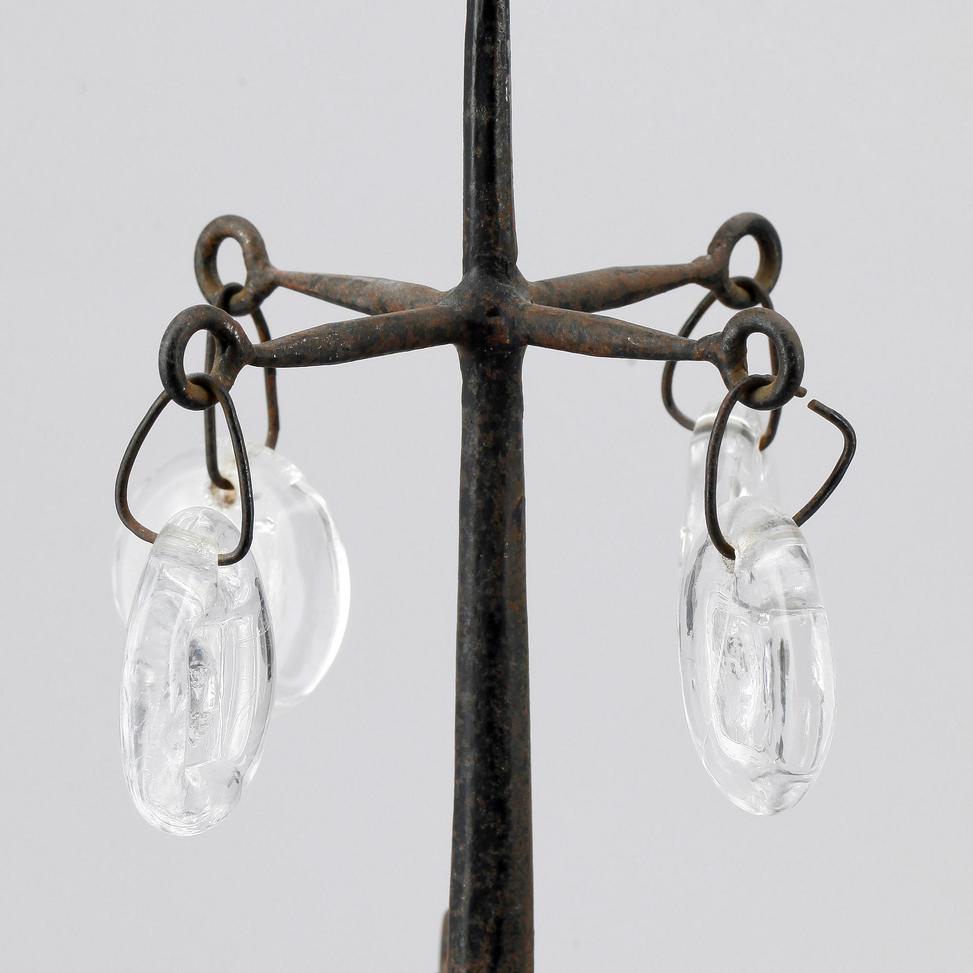 KANDELABER, ett par, gjutjärn samt glas, Erik Höglund, Kosta.