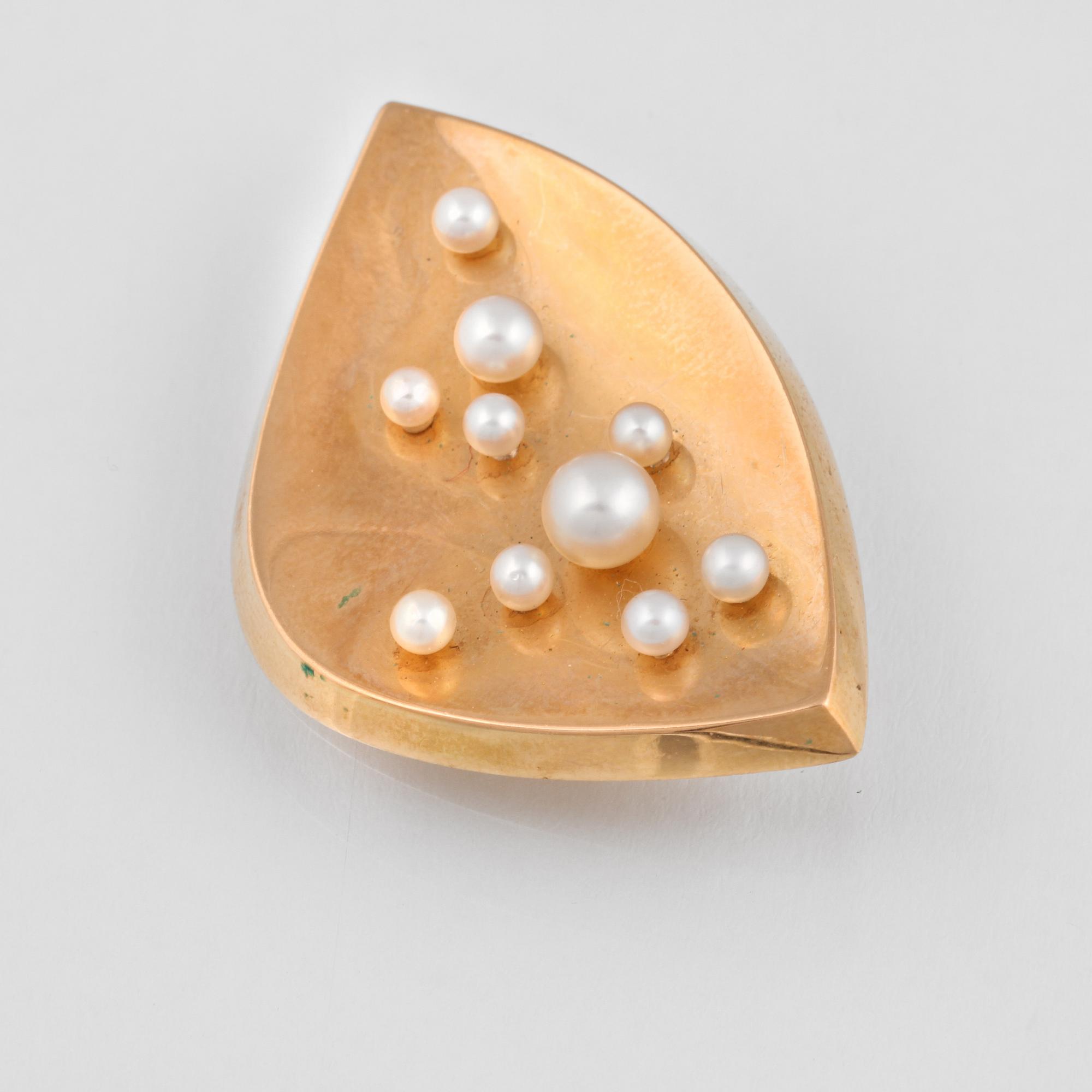BROSCH, 18K guld med 10 odlade pärlor, Guldvaruhuset, Stockholm, 1961. Vikt 7,5 gram.