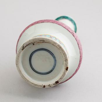 TALLRIK SAMT VAS, porslin, Kina, sannolikt 1800-tal.