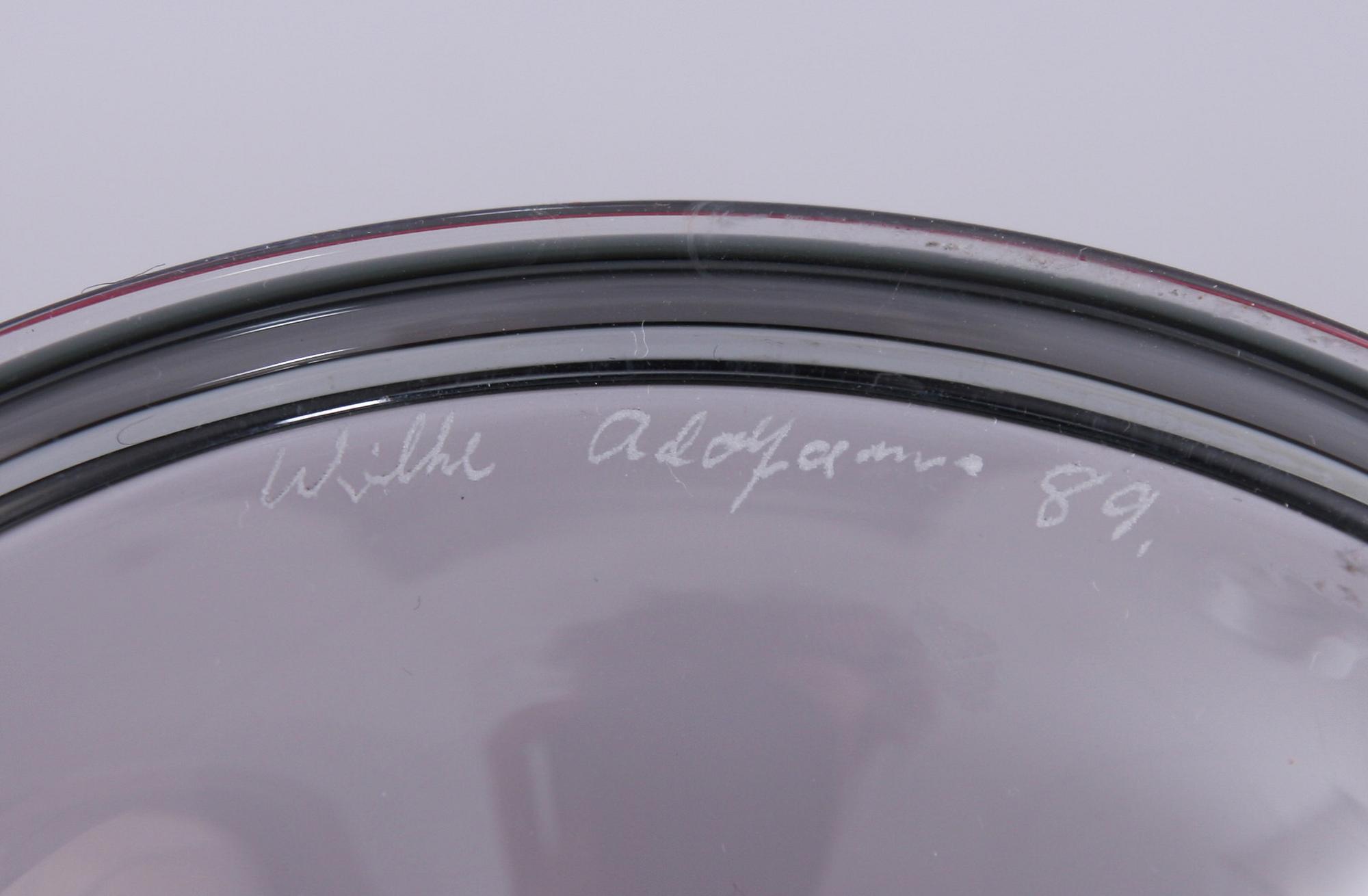 SKÅL PÅ FOT, glas, Wilke Adolfsson, sign och dat -89.