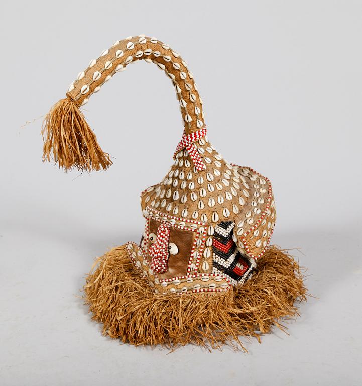 CEREMONIELL MASK samt BASTDUKAR, Afrika, 1900-tal.