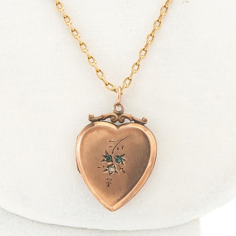 Halsband 18K guld med en berlock 9K guld i form av ett hjärta.