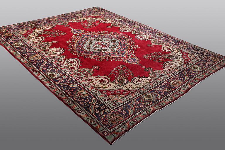 A carpet, Täbriz, 322 x 247 cm.