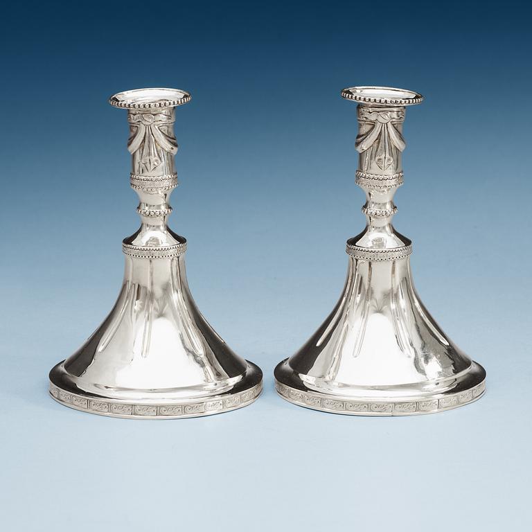 LJUSSTAKAR, s.k. spelstakar, ett par, av Johan Bergengren, Kristianstad 1780. Gustavianska.