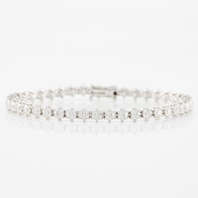 Tennis bracelet, 18K white gold with fancy-cut diamonds.