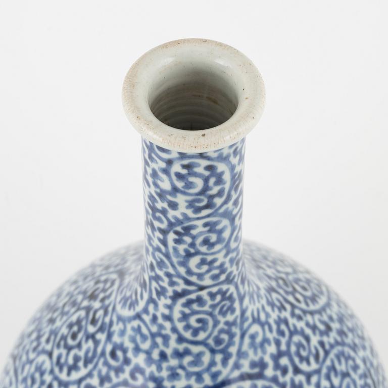 A blue and white Japanese vase, Edo period (1666-1868).