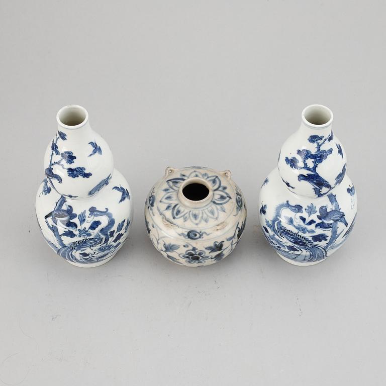 A pair of blue and white 'double gourd' vases, Qing dynasty, late 19th century, and a ceramic jar, south east asian.