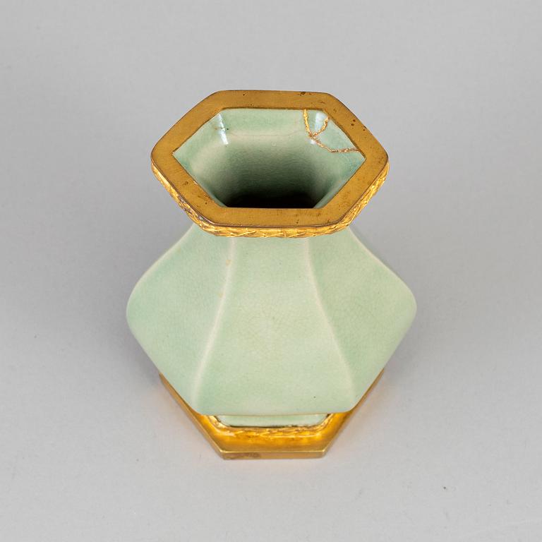 VAS med BRONSMONTERING, celadon. Kina, 1900-tal.