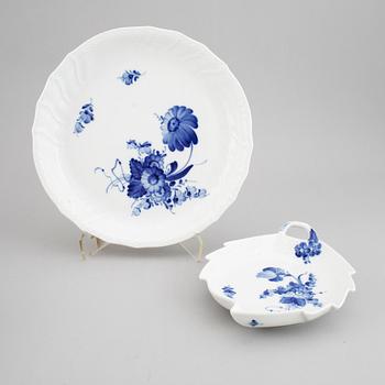 A 35-piece Royal Copenhagen "Blå blomst" porcelain coffee service, Denmark, 20th Century.