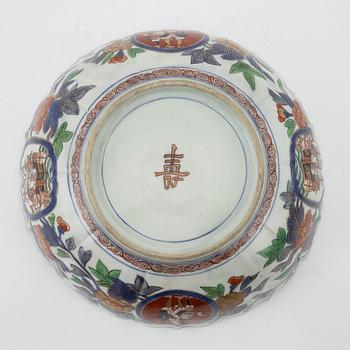 A large imari nanban ship bowl, Meiji period (1868-1912).