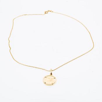 An 18K gold necklace.