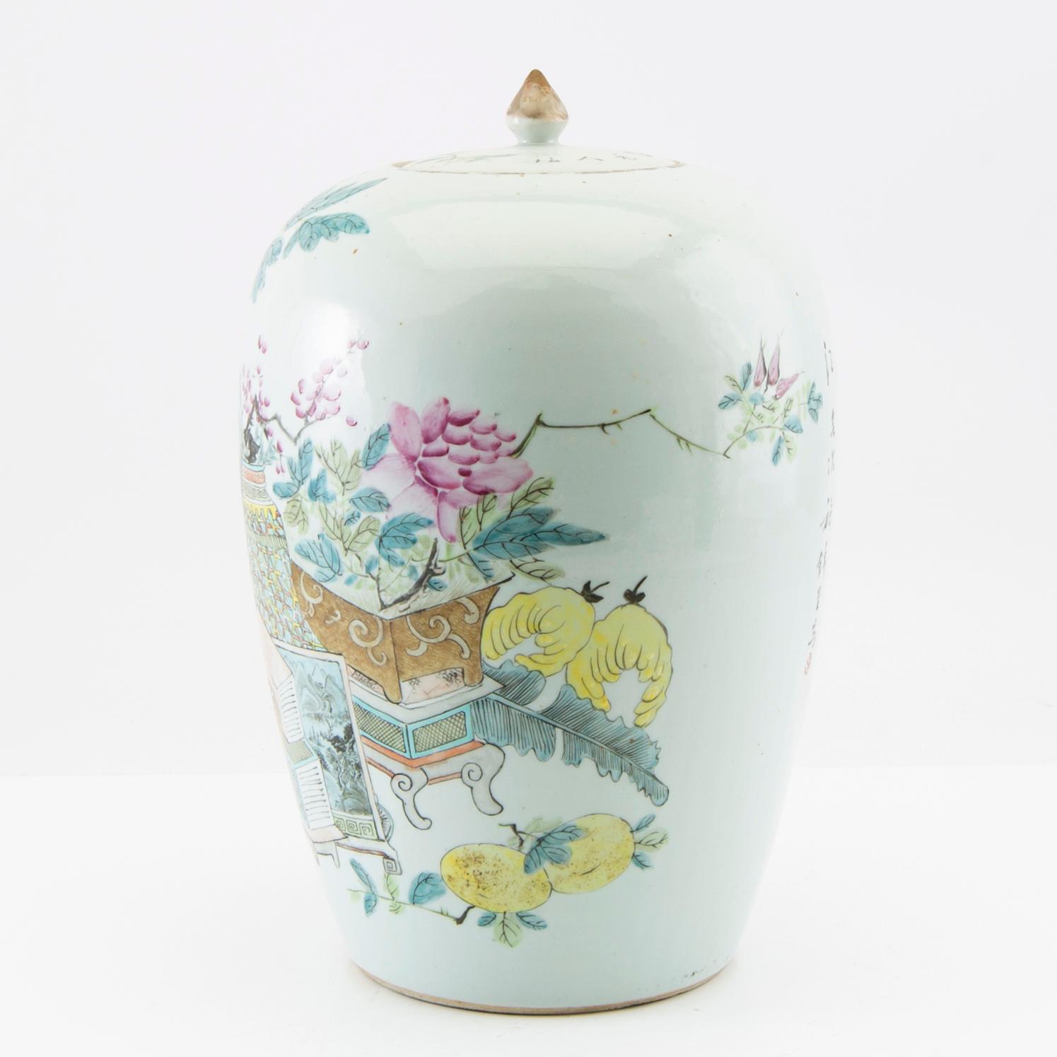 A Chinese jar with cover, early 20th century.