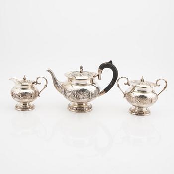 An early 20th century Indian silver three pcs silver tea service total weight 1270 grams.