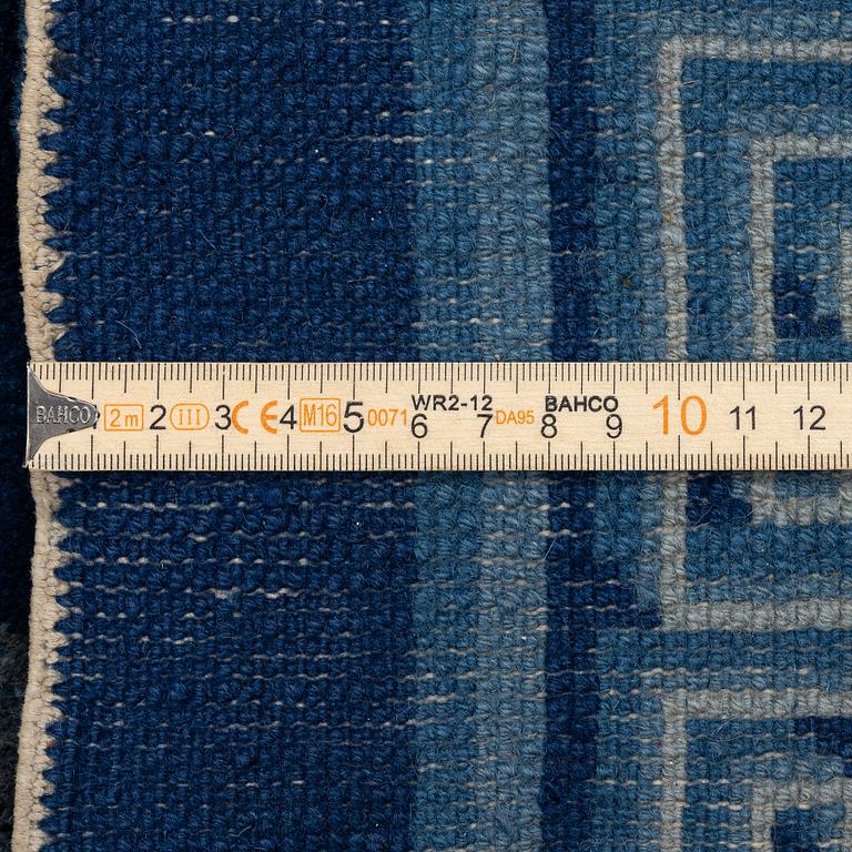 A Chinese rug, semi-antique /old, 191 x 157 cm.