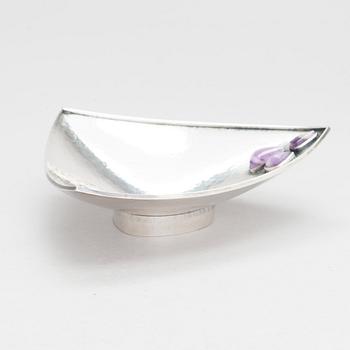 Reijo Sirkeoja, a silver bowl with amethysts, Hopeataidetakomo, Tampere 1962.