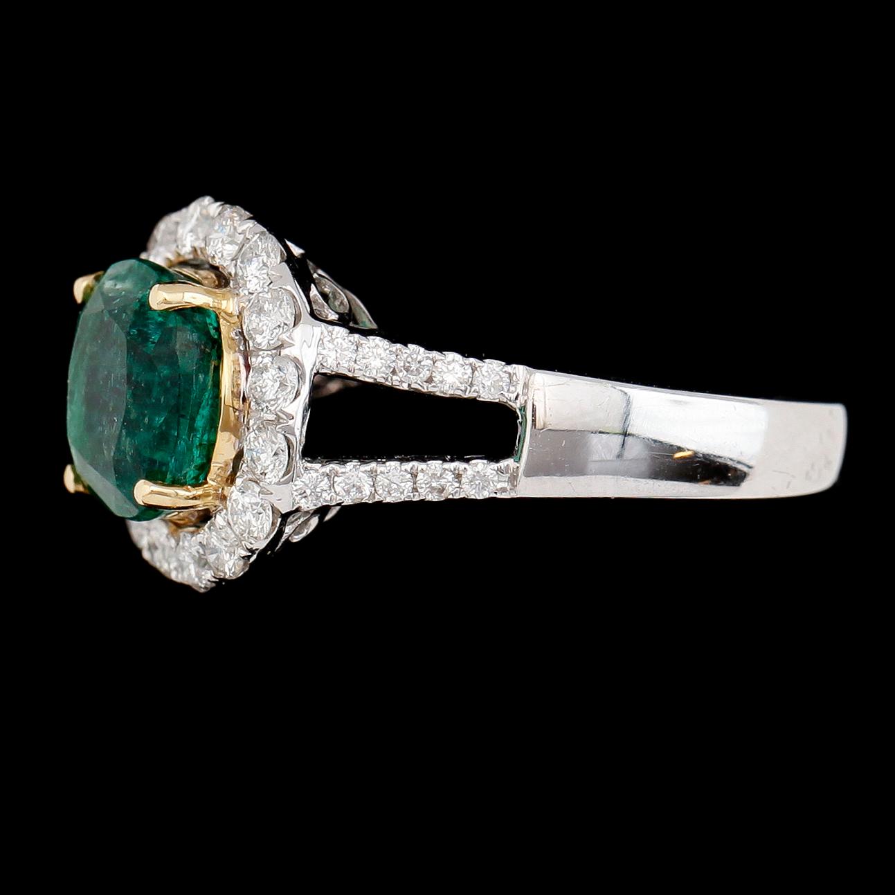 RING, 18K guld/vitguld, smaragd ca 2.36 ct. samt diamanter tot ca 0.62 ct.