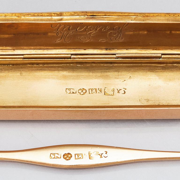Stephan Nöblin, örslev och dosa, 18 K guld, Ystad 1829.