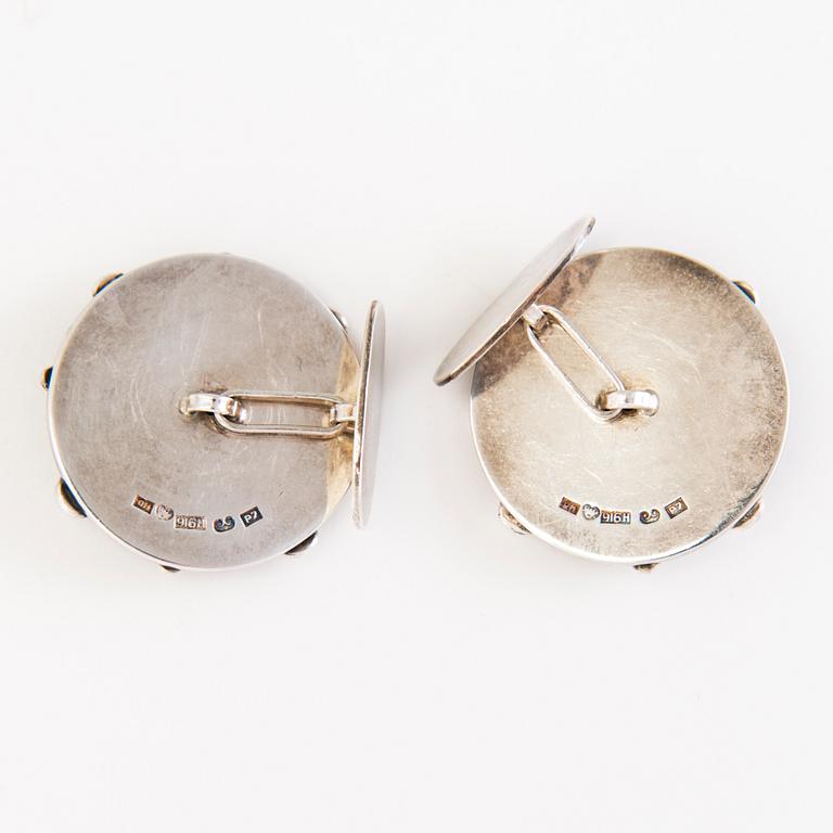 SAARA HOPEA, kalvosinnappipari, hopeaa. Porvoo, Suomi 1968.