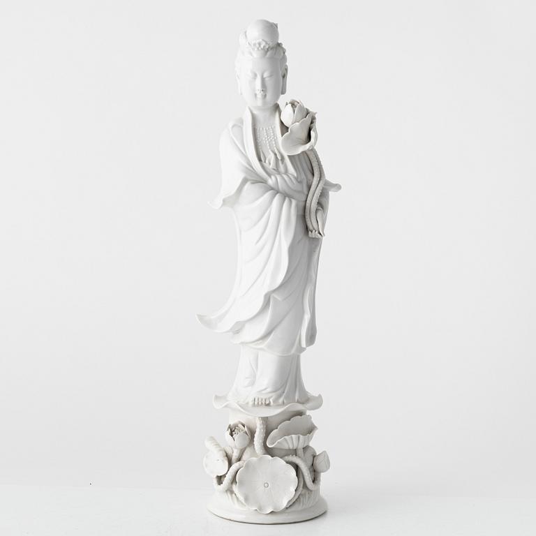 A Chinese bland cde Chine figure of a Guanyin, 20th century.