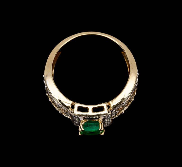 RING, 14k guld med smaragd, ca 1.13 ct samt briljantslipade diamnter, tot ca 0.30 ct.