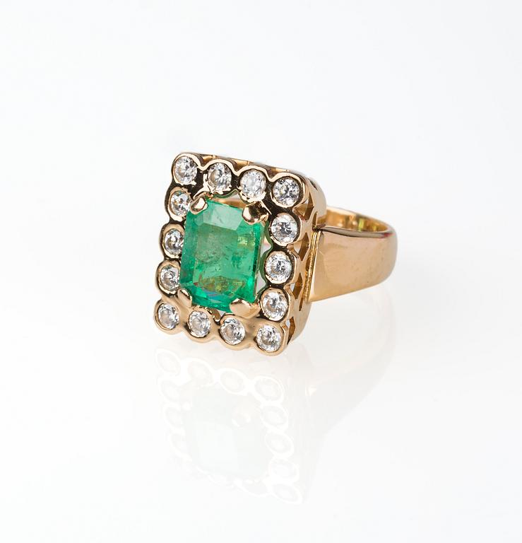 RING, 18K guld med trappslipad smaragd ca 3.00 ct samt vita safirer. Tore Pettersson, Gävle, 2001.