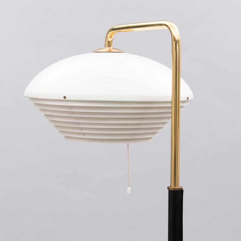 Alvar Aalto, A 'A811' floor light for Valaistustyö.