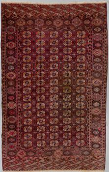 A CARPET, semi-antique Tekke Turkmen, ca 346 x 219 cm.