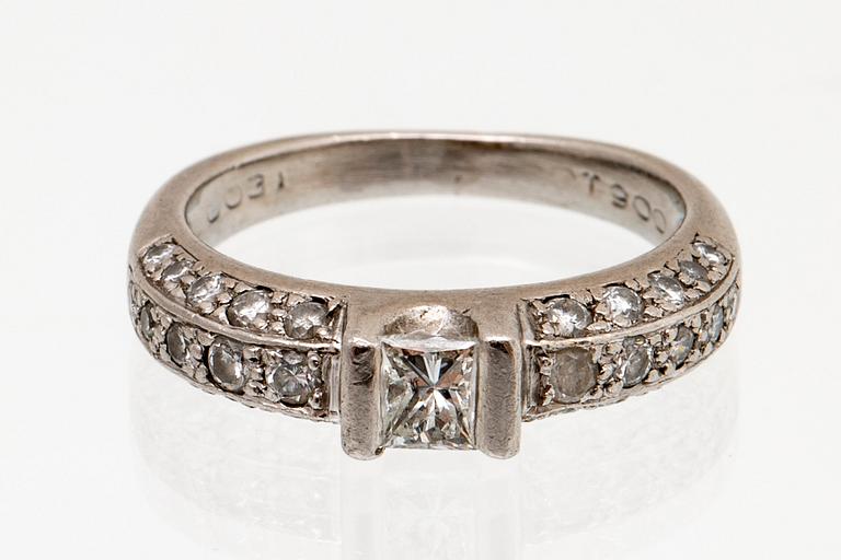 Ring 18K vitguld, 1 princesslipad diamant 0,31 ct och briljanter 0,50 ct ingraverat, storlek 16/50
¨.