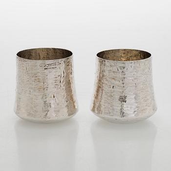 Tapio Wirkkala, Tillbringare, sterling silver, samt bägare, 6 st, silver (.925 och .830), Kultakeskus, Tavastehus 1969-1979.