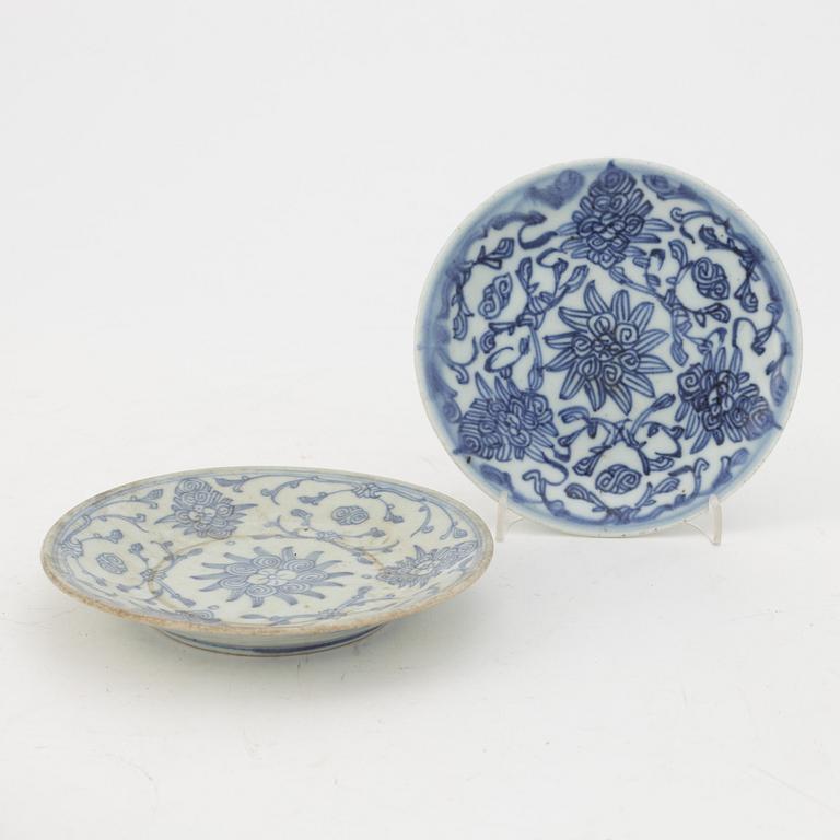 A set of 12 similar Chinese blue and white porcelain small dishes, late Qing dynasty, second half of the 19th Century.