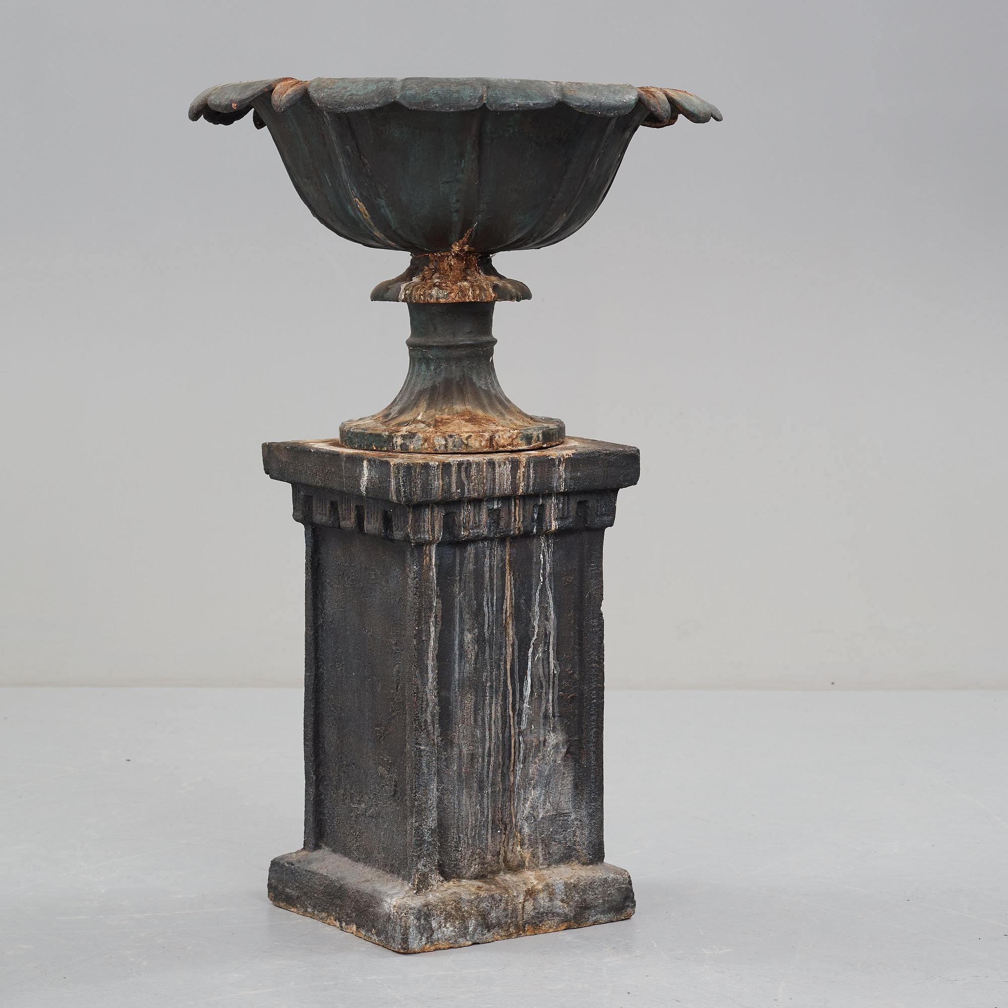 A garden urn, circa 1900.