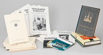 PARTI BÖCKER SAMT KATALOGER, bland annat "American Clocks and Clock Makers." av Carl W. Drepperd, Boston, 1958.